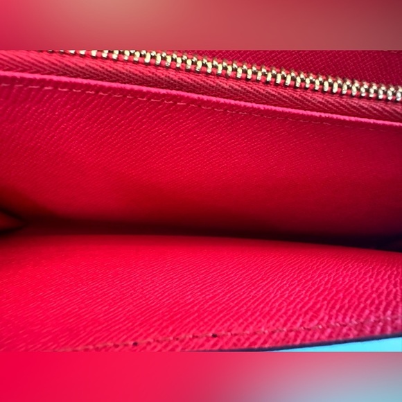 Authentic Louis Vuitton Monogram Multicolor Sarah Wallet
Pre loved - Picture 11 of 12